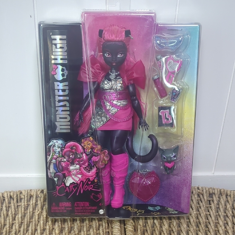 New Monster High Catty Noir Doll with Pink and Silver Outfit